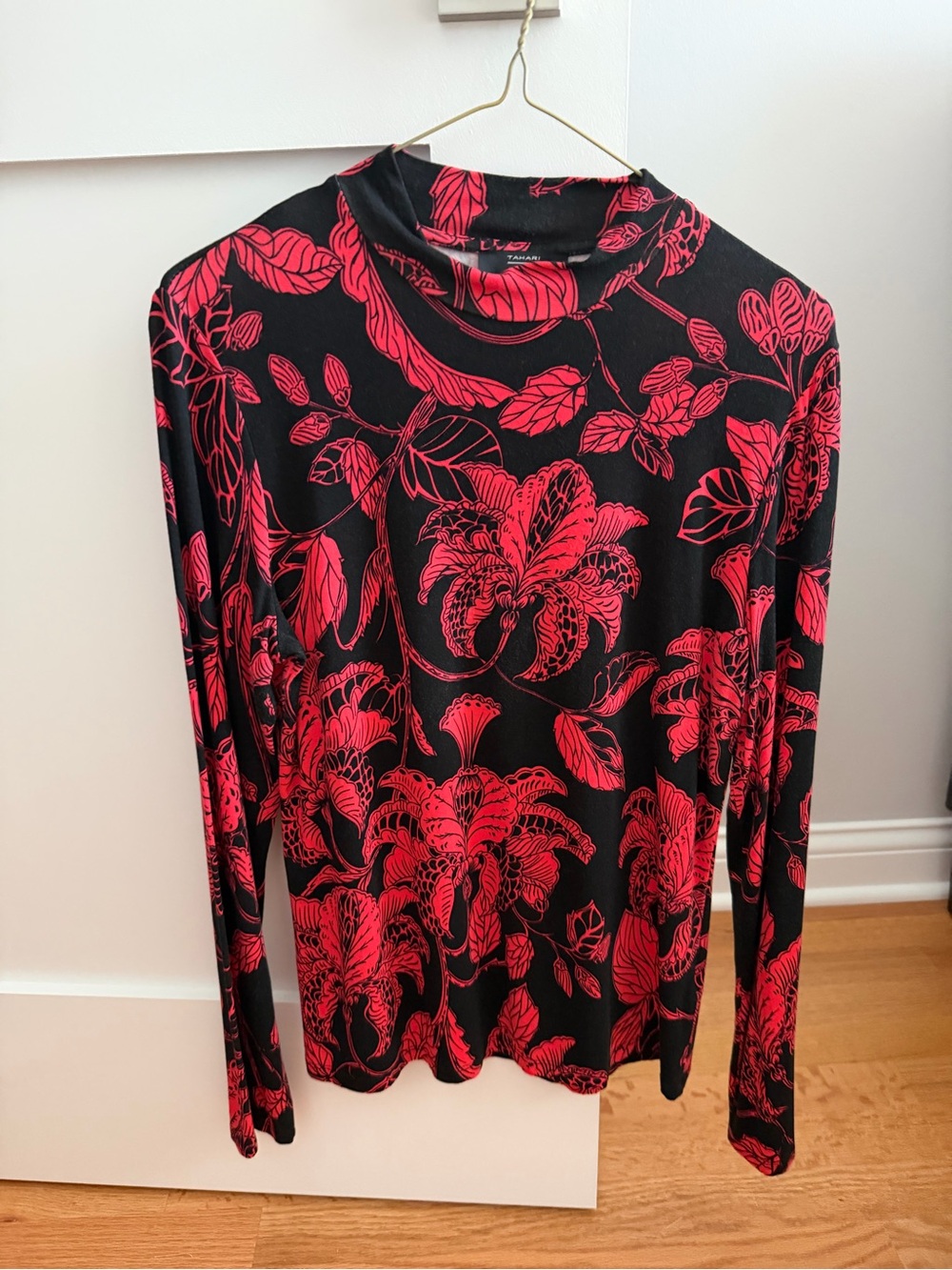 MEDIUM TAHARI BLACK RED CORAL TURTLENECK LONG SLEEVE BLOUSE